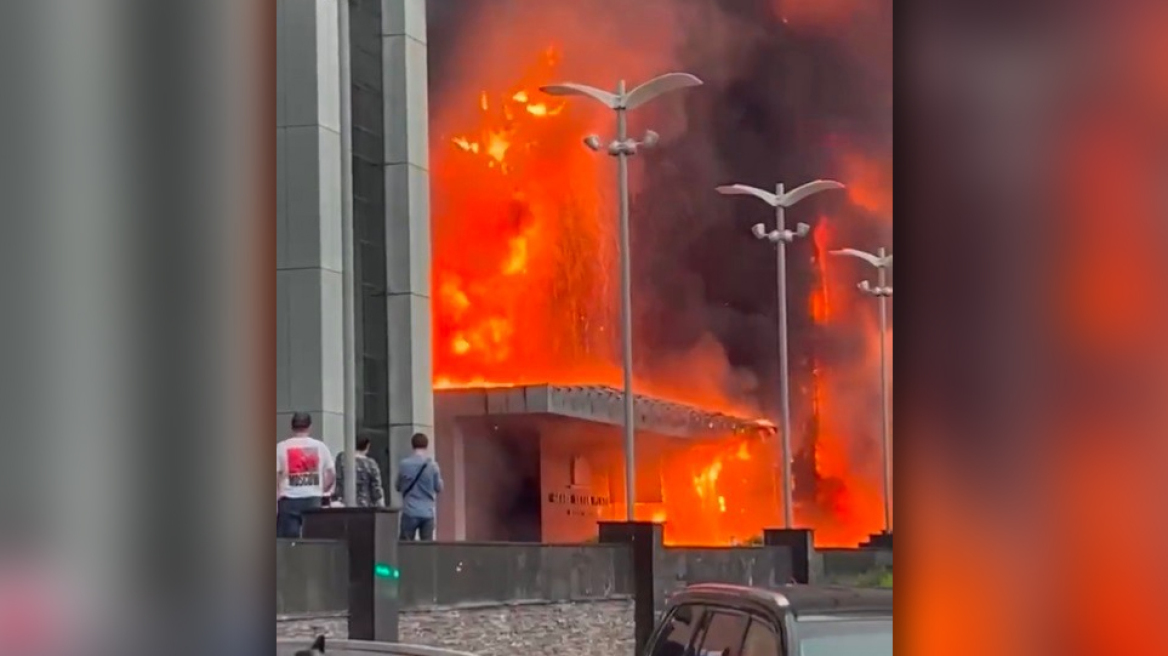 Ρωσία: Φωτιά σε επιχειρηματικό κέντρο στη Μόσχα - Τουλάχιστον 120 άτομα έχουν απομακρυνθεί