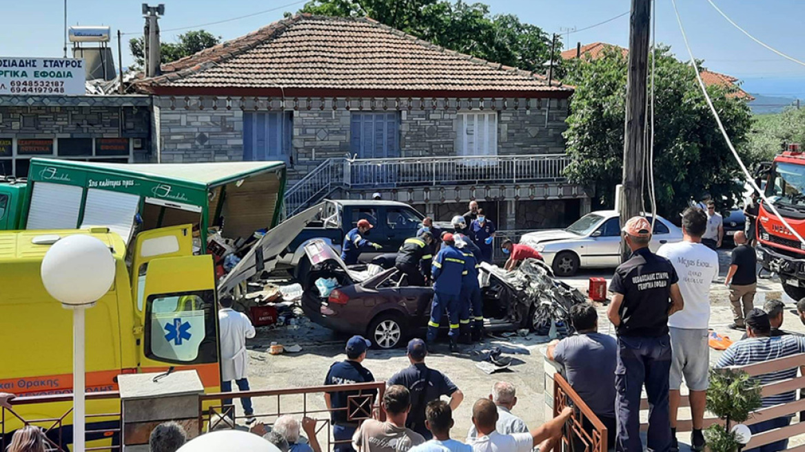 Τροχαίο με τρεις νεκρούς στην Καβάλα: Η σύγκρουση ήταν τόσο σφοδρή που το φορτηγό με τα ποτά «γύρισε» σχεδόν 180 μοίρες