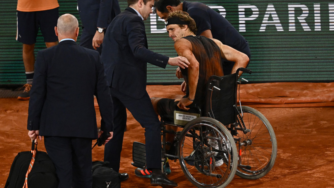 Roland Garros: Ο σοκαριστικός τραυματισμός του Ζβέρεφ στον ημιτελικό με τον Ναδάλ και η αποχώρησή του με καροτσάκι - Δείτε βίντεο 