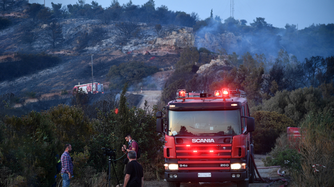 Σε ύφεση η φωτιά στη Βούλα λέει ο δήμαρχος, επιστρέφουν οι κάτοικοι στις περιοχές που εκκενώθηκαν