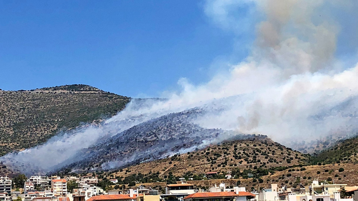 Φωτιά τώρα στην Άνω Γλυφάδα, στα όρια με τον Υμηττό - Έκκενώθηκαν σπίτια στο Πανόραμα Βούλας