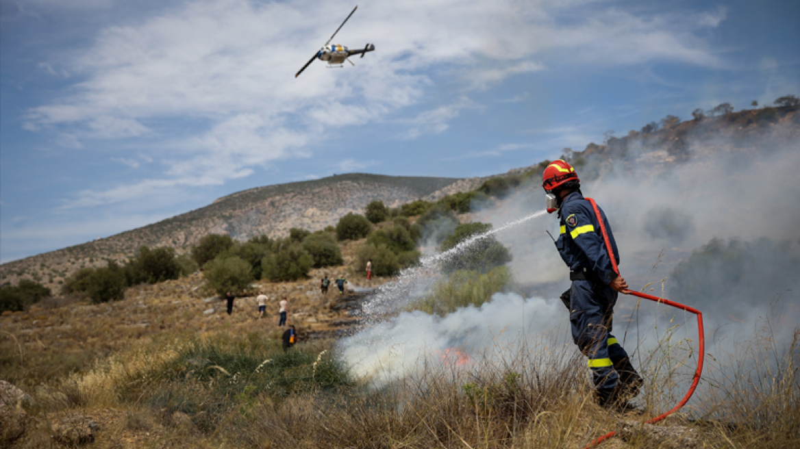 Σε ύφεση η φωτιά στη Βούλα - Ισχυρές δυνάμεις της Πυροσβεστικής και εναέρια μέσα στο σημείο