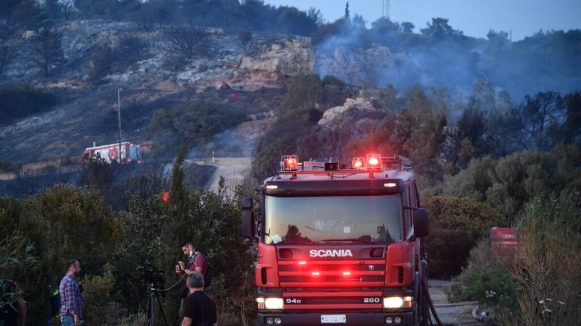 Κόντρα δημάρχων Ελληνικού - Γλυφάδας για τη φωτιά: «Ντροπή την ώρα της μάχης να κάνει μικροπολιτική»