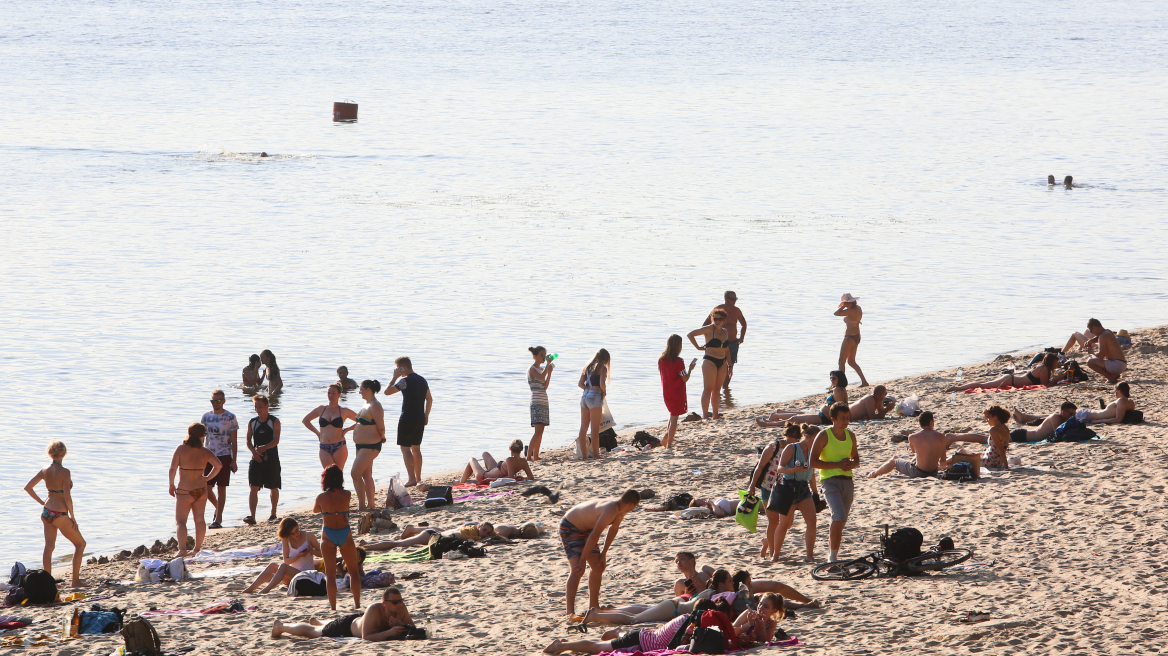 Άρωμα ελευθερίας στο Κίεβο - Χιλιάδες Ουκρανοί συρρέουν στις παραλίες και απολαμβάνουν τον ήλιο στις όχθες του Δνείπερου