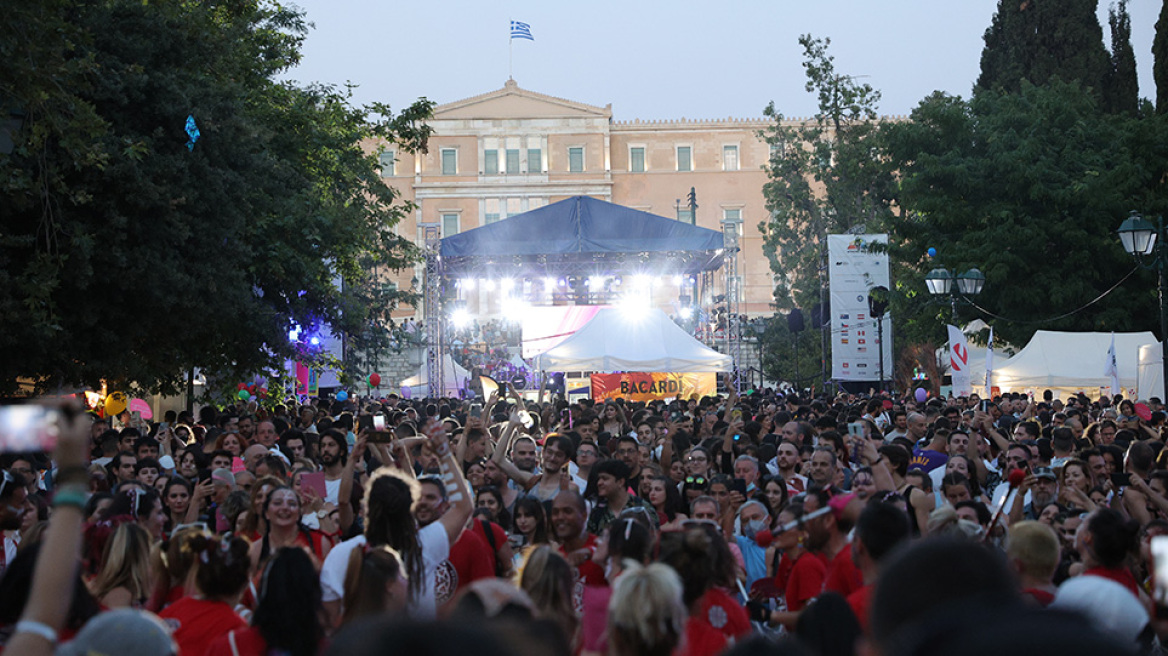 Athens Pride: Πολύχρωμη η πλατεία Συντάγματος - Δείτε φωτογραφίες και βίντεο