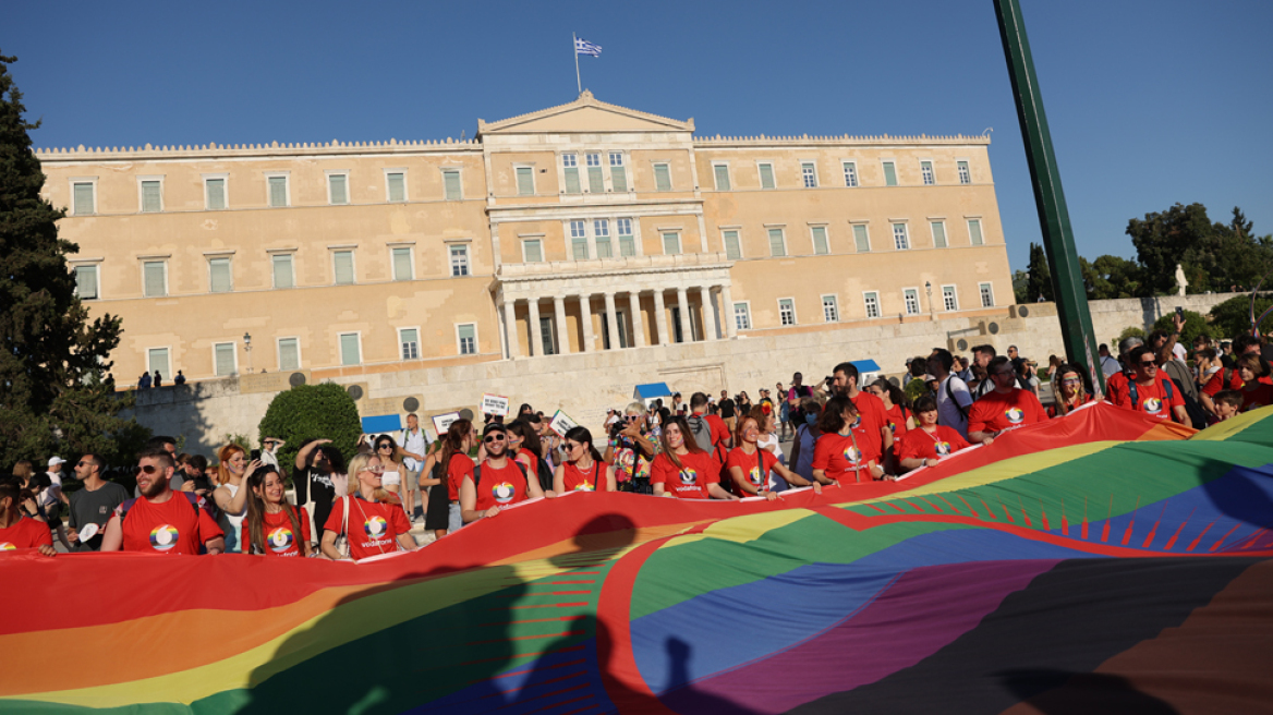 Διακομματικό χρώμα στο Athens Pride και χιλιάδες πολίτες στην πλατεία Συντάγματος 