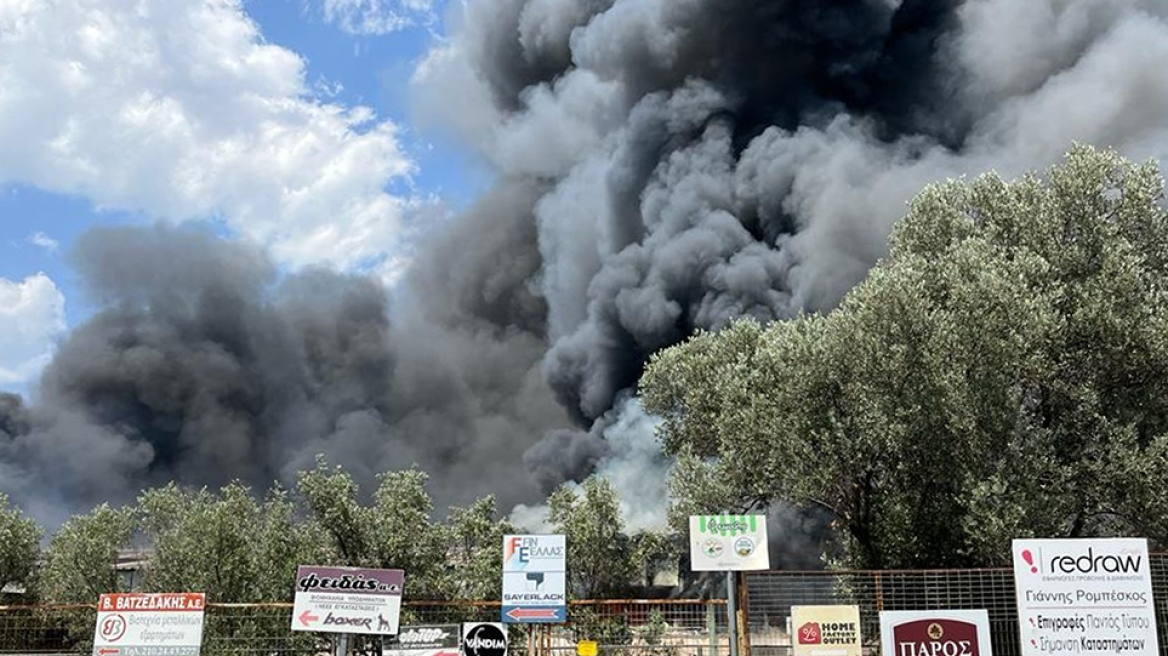 Μεγάλες καταστροφές από την πυρκαγιά σε βιομηχανία στο Μενίδι - Δείτε βίντεο και φωτογραφίες