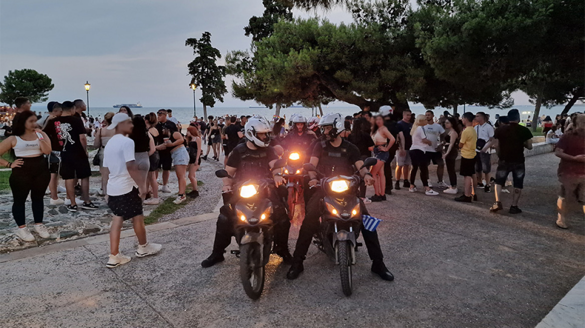 Θεσσαλονίκη: Επεισόδια στο Thessaloniki Pride - Ανήλικοι πέταξαν μπουκάλια και έκαψαν σημαιάκια - Μία προσαγωγή