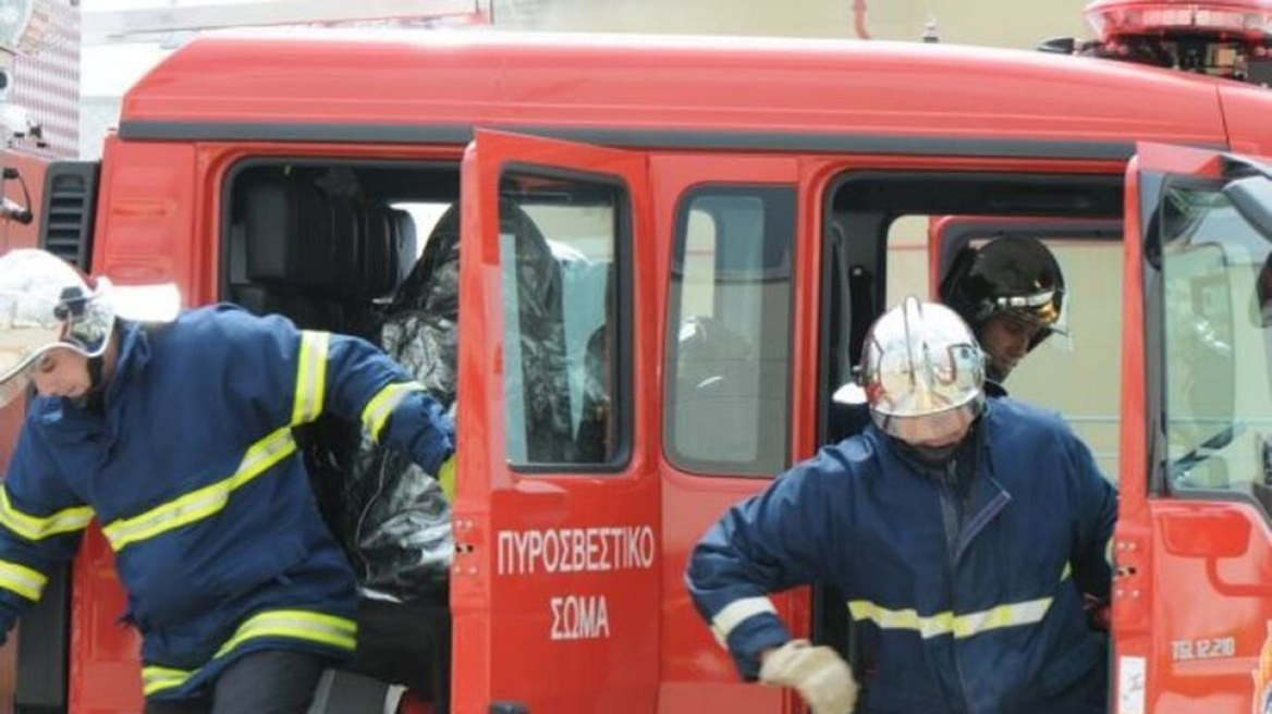 Υπό έλεγχο η πυρκαγιά σε εργαστήριο με σφολιάτες και τυρόπιτες στο Μενίδι