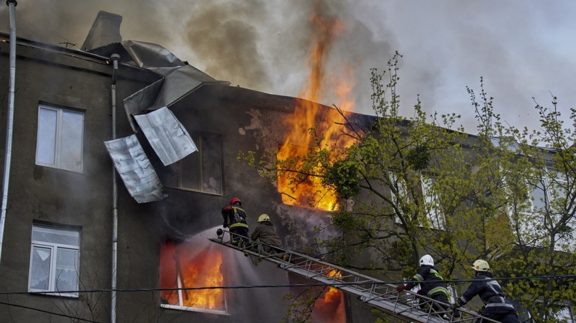 Πόλεμος στην Ουκρανία: Τέσσερις νεκροί και 19 τραυματίες από βομβαρδισμό στο Χάρκοβο 