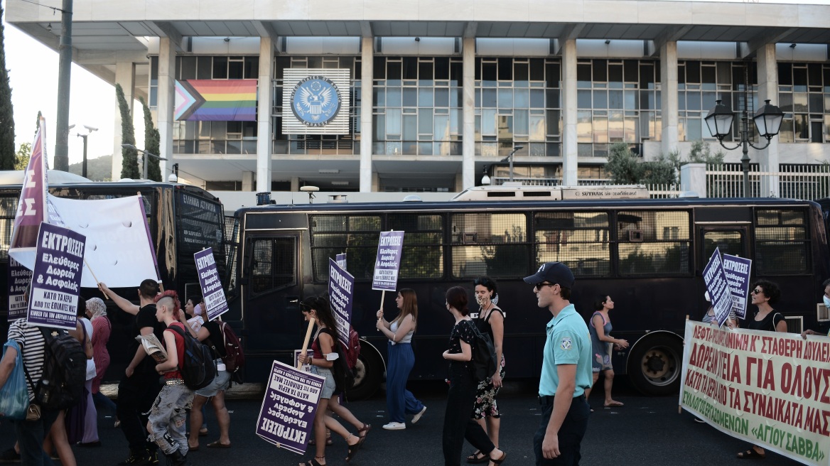 Συγκέντρωση στην αμερικανική πρεσβεία για το δικαίωμα στην άμβλωση - Δείτε φωτογραφίες