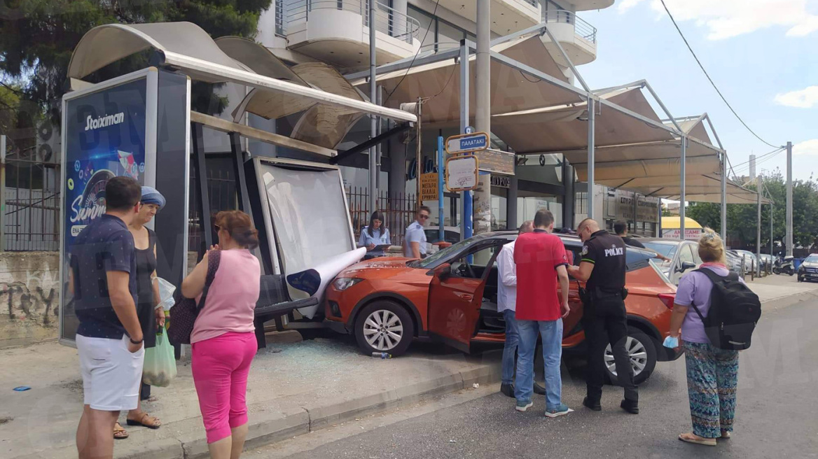 Φωτογραφία ντοκουμέντο: Πώς «καρφώθηκε» το ΙΧ στη στάση λεωφορείου στο Χαϊδάρι