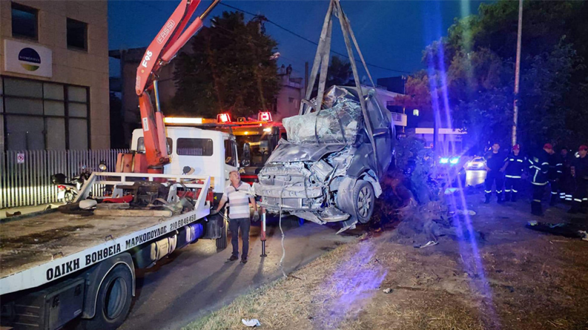 Χαλάνδρι: Αυτοκίνητο έγινε σμπαράλια πέφτοντας πάνω σε δέντρο - Σοβαρά τραυματίας ο οδηγός