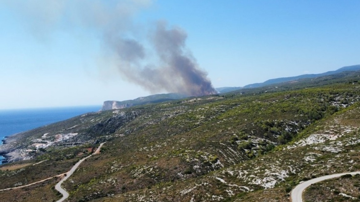 Φωτιά τώρα σε δασική έκταση στο Καμπί Ζακύνθου