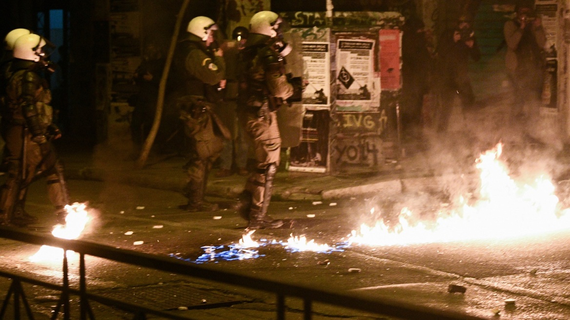 Εξάρχεια: Πέταξαν μολότοφ κατά διμοιρίας των ΜΑΤ