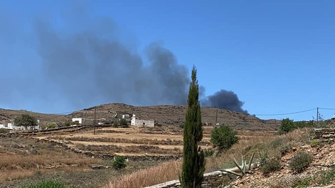 Φωτιά στη βόρεια Τζια - Ενισχύθηκαν οι δυνάμεις, οι ισχυροί άνεμοι δυσχαιρένουν την κατάσβεση