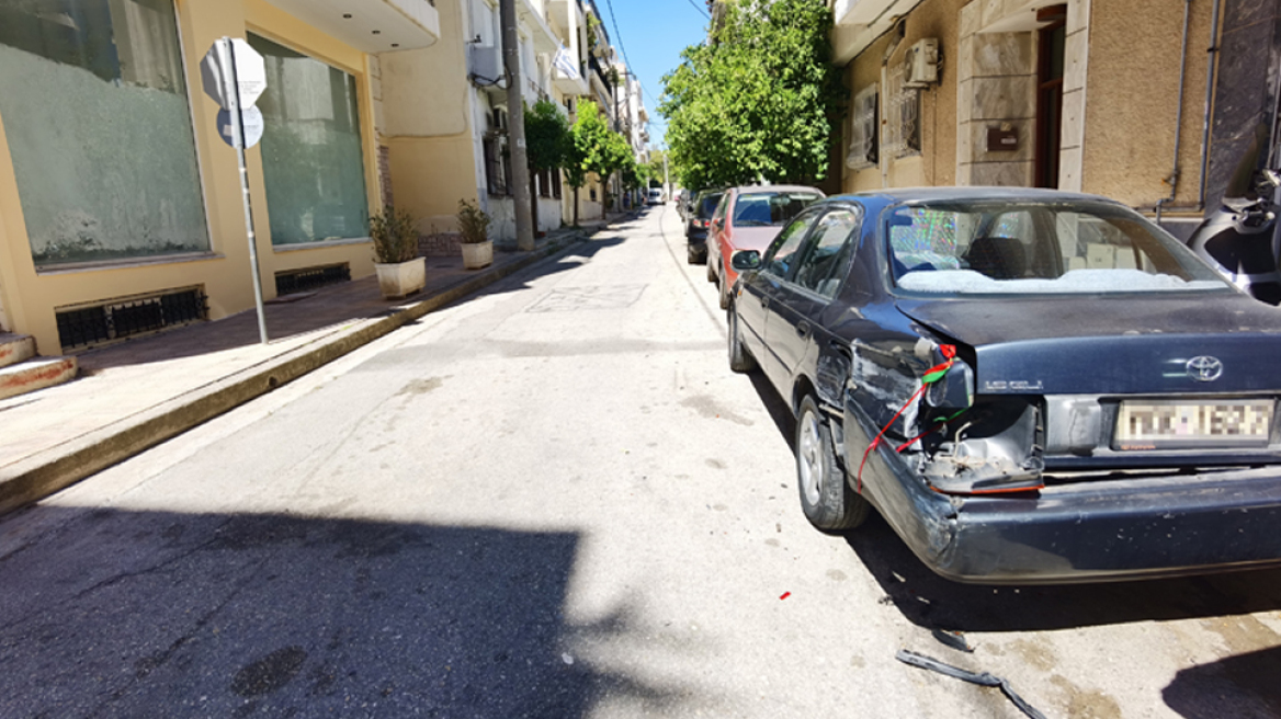 Επεισοδιακή καταδίωξη στο Κερατσίνι - Ξήλωσαν δέντρο, έσπασαν πόρτα σπιτιού και διέφυγαν πεζή