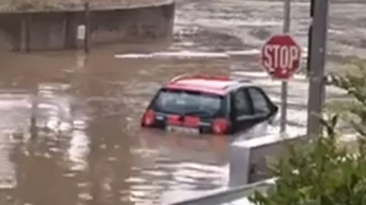 Βίντεο: Άνοιξαν οι ουρανοί στη Θεσσαλονίκη - Αυτοκίνητα «βούλιαξαν» σε δρόμους-ποτάμια