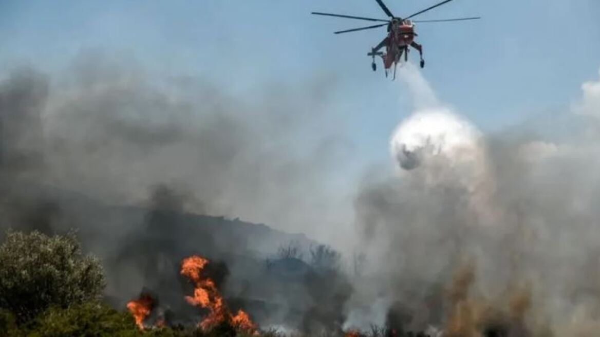 Φωτιά στη Ζαχάρω Ηλείας  - Καίει εκτάσεις σε δύσβατο σημείο 