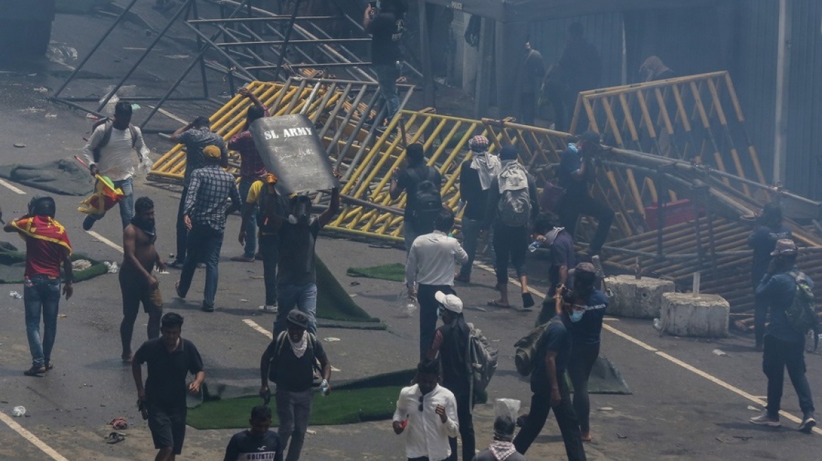 Χάος στη Σρι Λάνκα: Στις φλόγες η κατοικία του πρωθυπουργού μετά την εισβολή διαδηλωτών