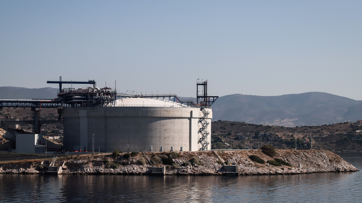 LNG: Έτοιμη μέχρι τέλη Αυγούστου να παραλάβει φορτία η νέα πλωτή δεξαμενή στη Ρεβυθούσα