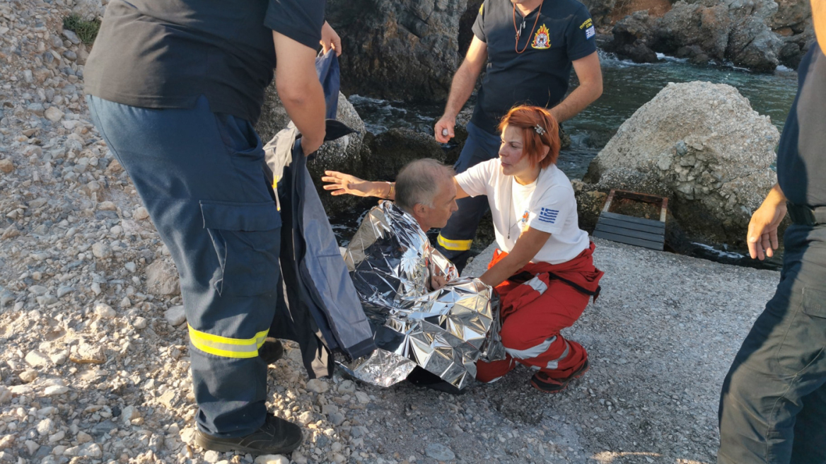 Πτώση ελικοπτέρου στη Σάμο: «Ριπή ανέμου μας έφερε τούμπα» είπε ο Μολδαβός μηχανικός που διασώθηκε