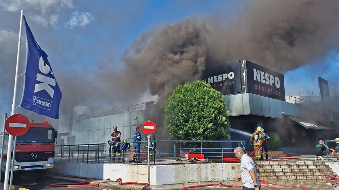 Θεσσαλονίκη: Μεγάλη φωτιά σε κατάστημα αθλητικών ειδών - Δείτε βίντεο και φωτογραφίες