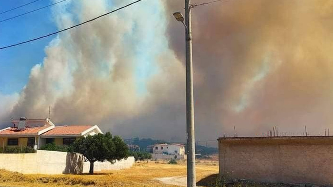 Φωτιά τώρα: Σε ύφεση η πυρκαγιά στο δήμο Σαρωνικού, στην περιοχή Φέριζα 