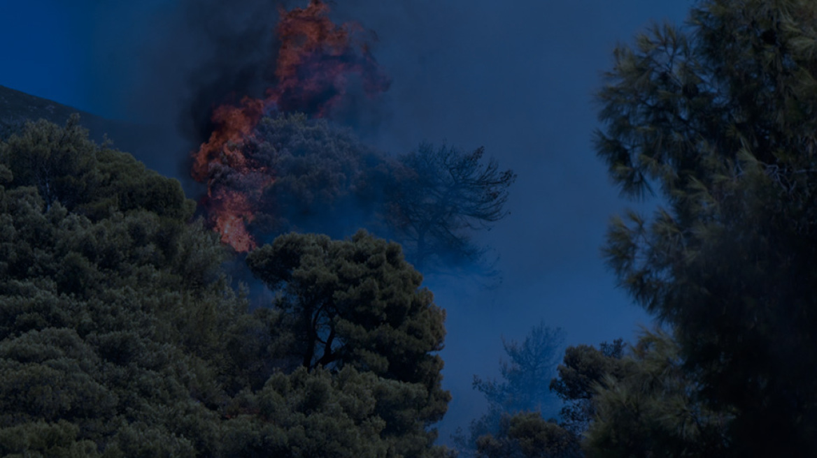 Σε εξέλιξη παραμένει η φωτιά στην Καλλιθέα της Πάτρας, καλύτερη η εικόνα στο Ρέθυμνο