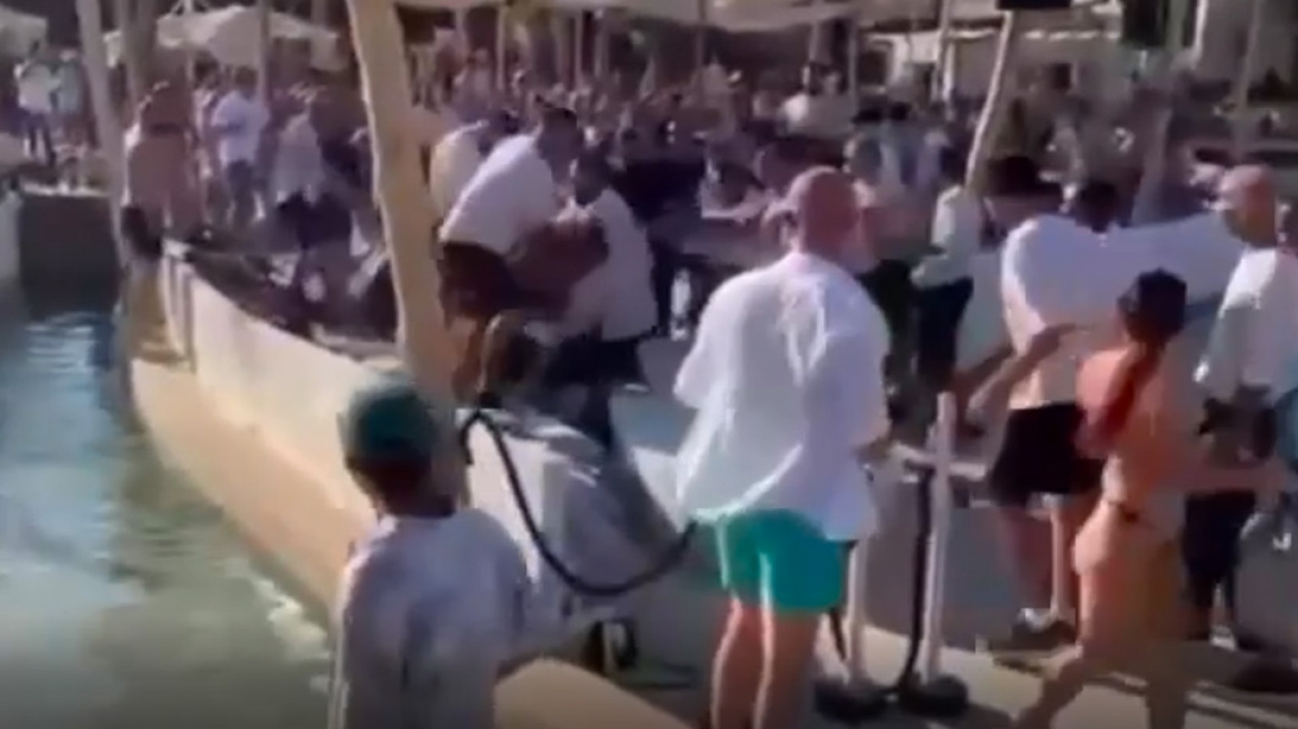 Μύκονος: Άγριο ξύλο σε beach bar  - Βίντεο