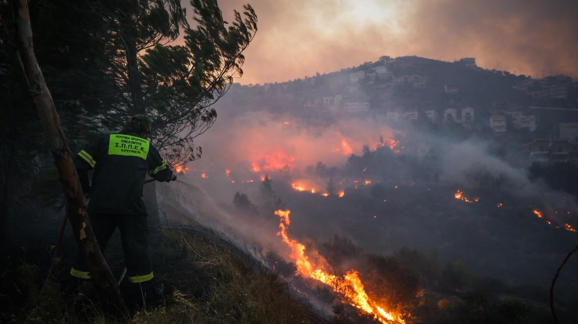 Φωτιά στην Πεντέλη: Μεταξύ 21:00 - 02:00 θα πέσουν οι άνεμοι λένε οι μετεωρολόγοι