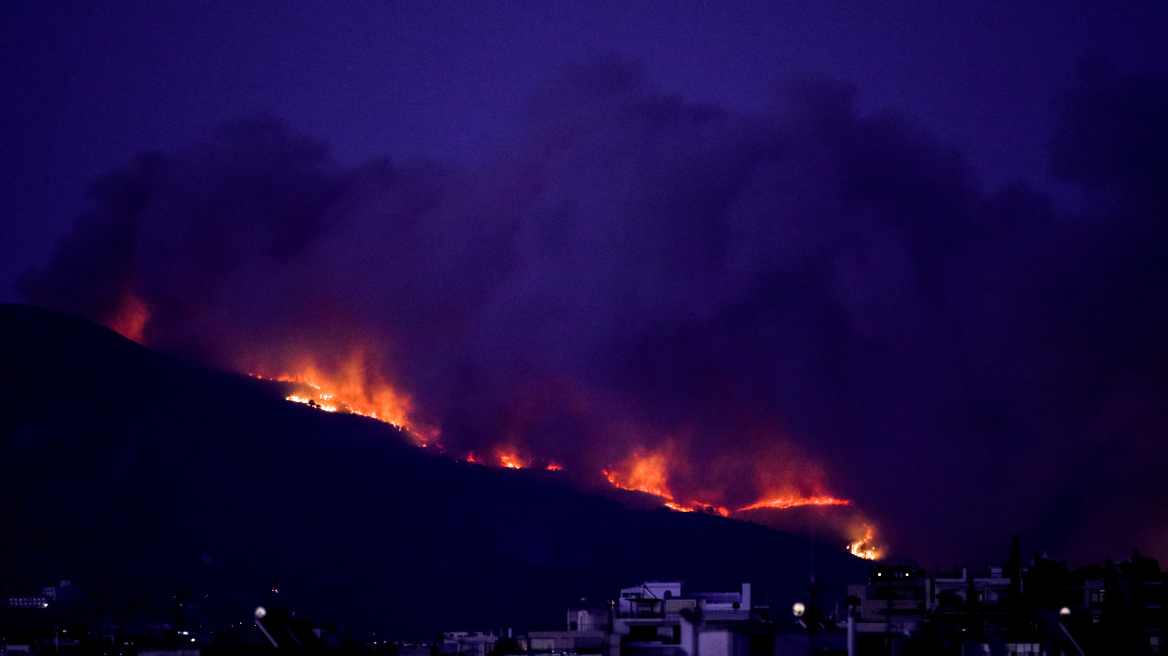 Τηλεδιάσκεψη Μητσοτάκη με το Συντονιστικό της Πυροσβεστικής - Οι εκτιμήσεις για την εξέλιξη της φωτιάς στην Πεντέλη