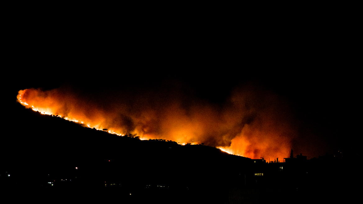 Στο σκοτάδι το Ντράφι με διακοπές ρεύματος λόγω της μεγάλης φωτιάς 