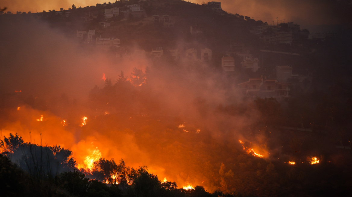 Φλέγεται η Πεντέλη: Εκκενώνονται Ανθούσα, Ντράφι, Διώνη και Δασαμάρι