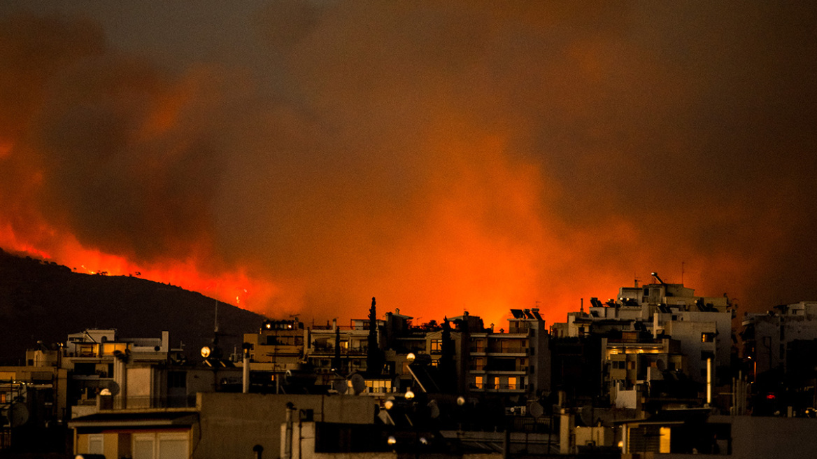 Στις φλόγες η Πεντέλη - Δείτε βίντεο και φωτογραφίες του protothema.gr