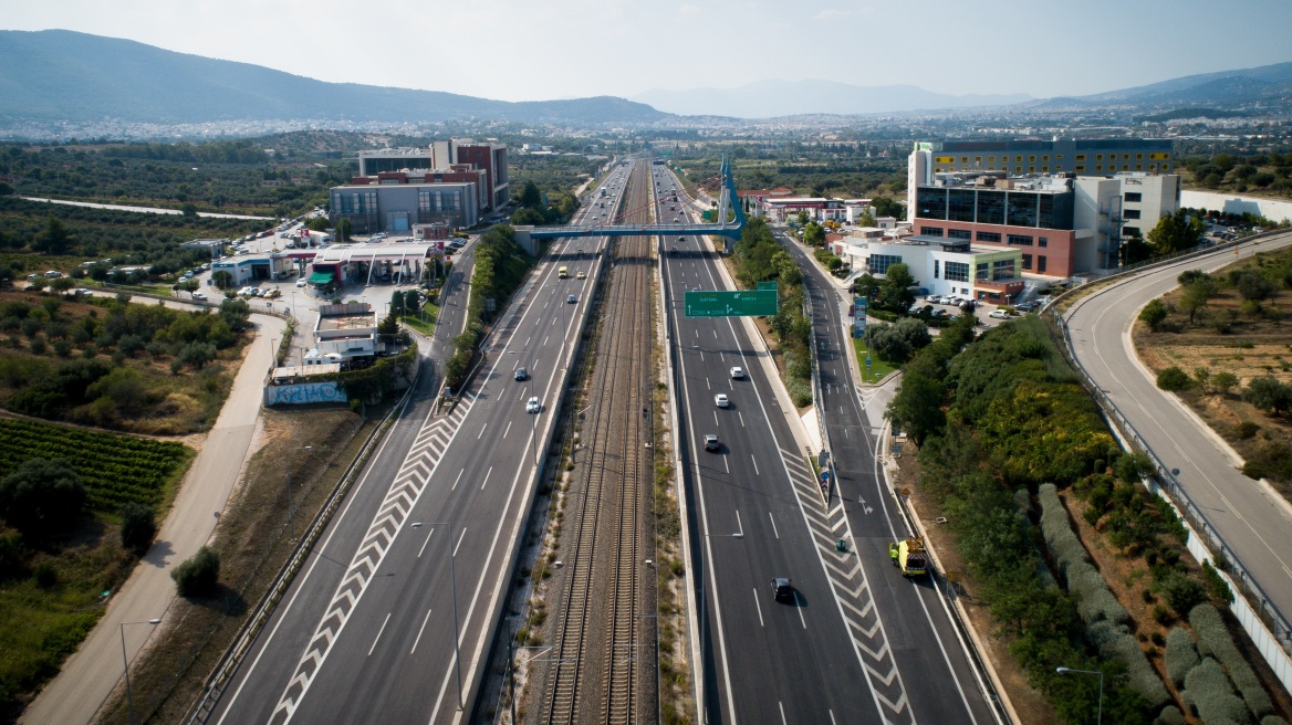 Φωτιά στην Πεντέλη: Έκλεισαν τμήματα της Αττικής Οδού