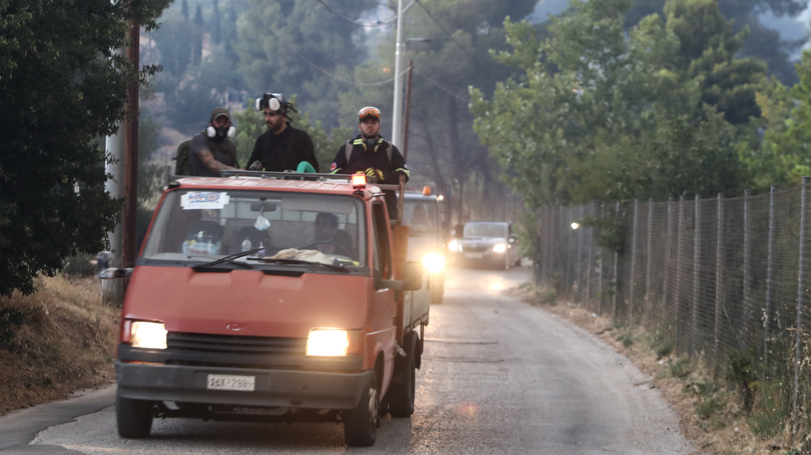 Φωτιά στην Πεντέλη: Βίντεο από τις επιχειρήσεις εκκένωσης κατά τη διάρκεια της νύχτας 