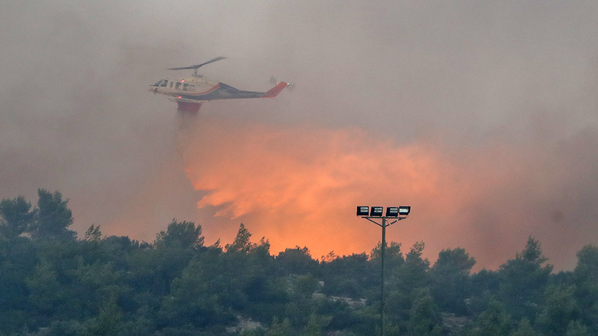 Φωτιά στην Πεντέλη: Σηκώθηκαν τα εναέρια μέσα, δίνουν μάχη και με τους ανέμους 