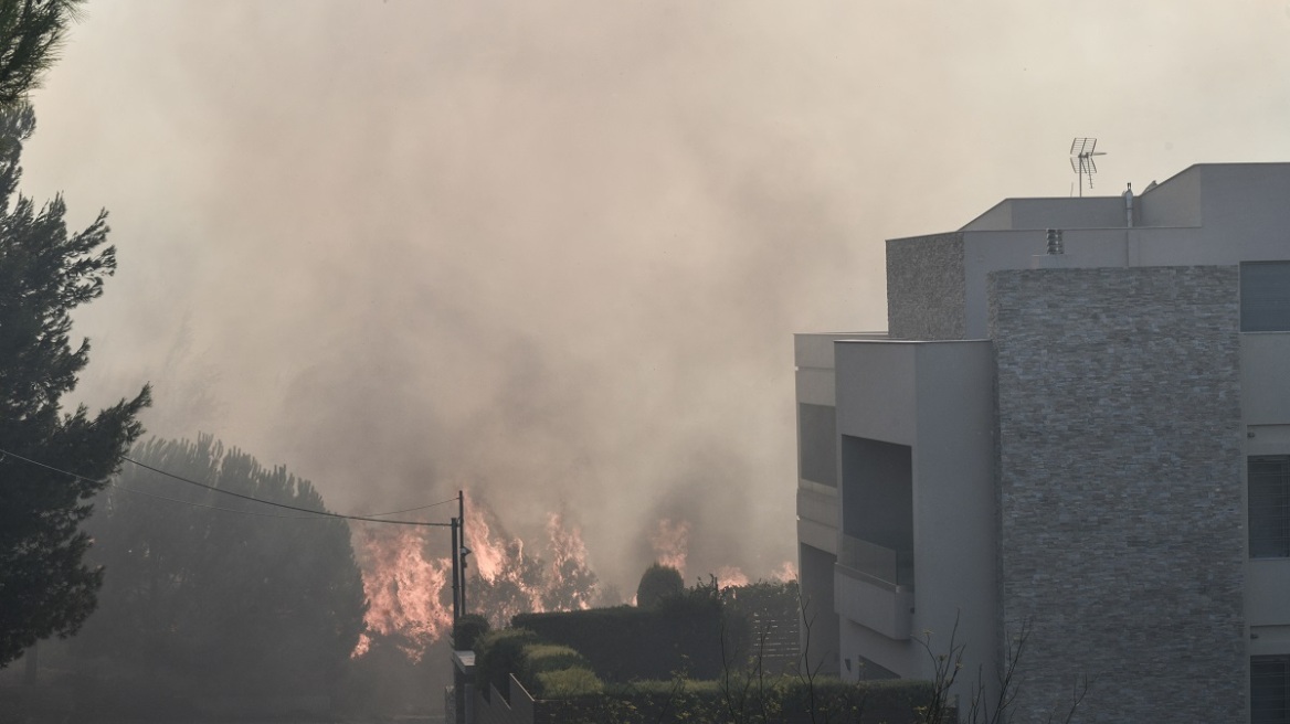 Φωτιά στην Πεντέλη: Αιχμές για εμπρησμό από τη δήμαρχο Πεντέλης