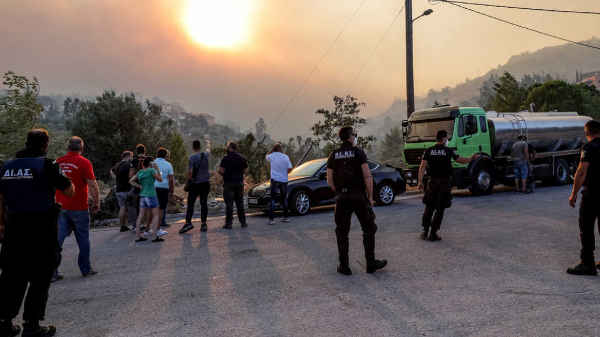 Φωτιά στην Πεντέλη: Τουλάχιστον 90.000 άνθρωποι απομακρύνθηκαν έγκαιρα