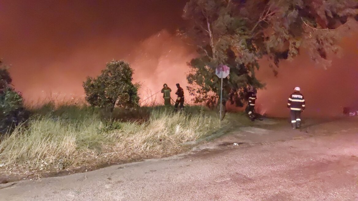 Φωτιά στην Πεντέλη: Πυροσβέστες από τη Ρουμανία στη μάχη της κατάσβεσης