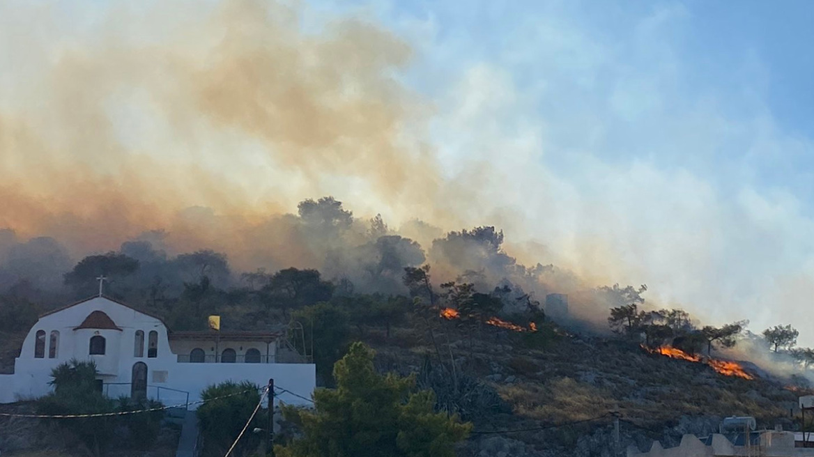 Φωτιά σε τρία μέτωπα στη Σαλαμίνα - Εκκενώνονται τρεις οικισμοί και το Κέντρο Υγείας