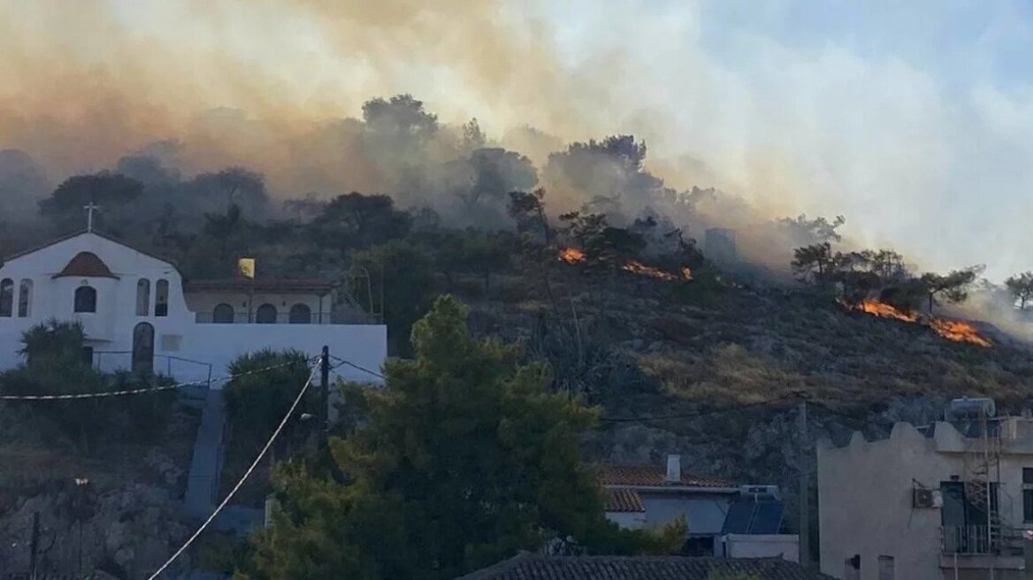 Σαλαμίνα: Υπό έλεγχο και τα τρία μέτωπα της φωτιάς