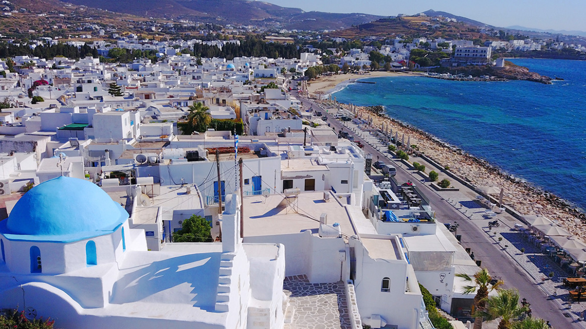 Πάρος: «Τσουνάμι» στα beach bars της Παροικιάς όταν μπαίνουν τα πλοία στο λιμάνι