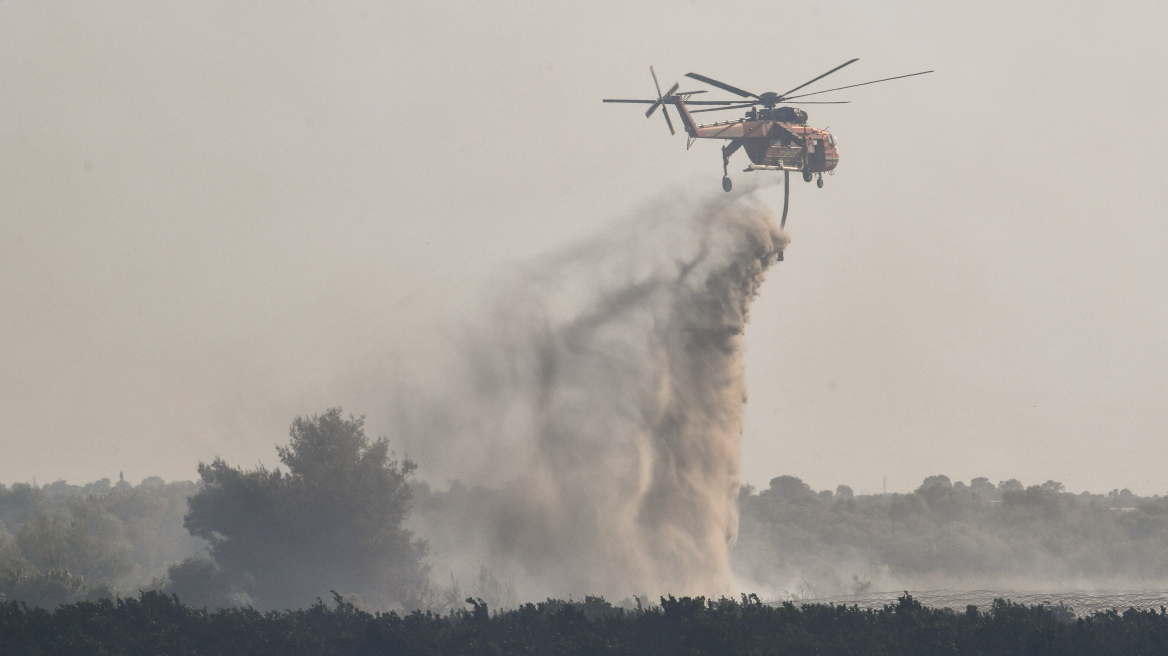 Οριοθετημένη η πυρκαγιά στον Ασπρόπυργο - Καλύτερη η εικόνα στην Ηλεία