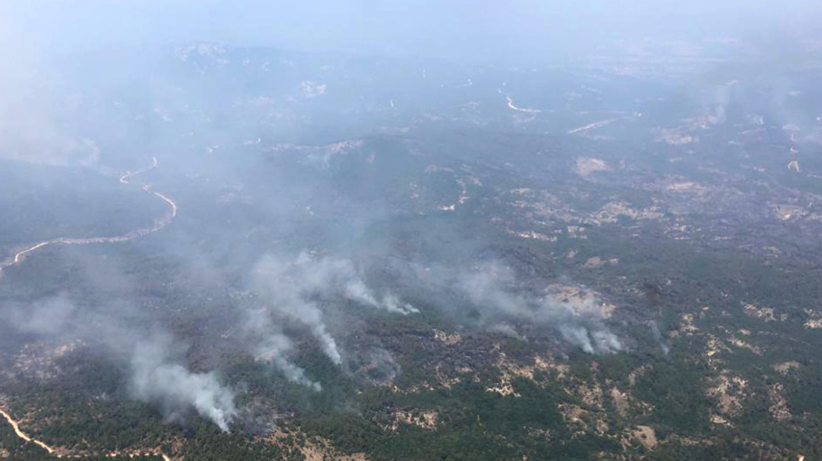 Τρίτη ημέρα ανεξέλεγκτη η μεγάλη φωτιά στο δάσος της Δαδιάς - Οι πυκνοί καπνοί δυσκολεύουν τις ρίψεις