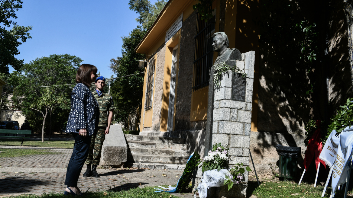 Η  Σακελλαροπούλου κατέθεσε στεφάνι στην προτομή του Σπύρου Μουστακλή