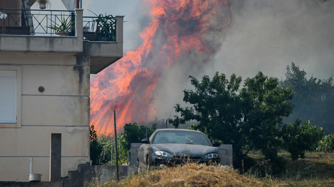 Συγκλονιστική μαρτυρία για τη φωτιά στα Κρέστενα: «Έχουμε περικυκλωθεί όπως το 2007» - Καίγονται σπίτια