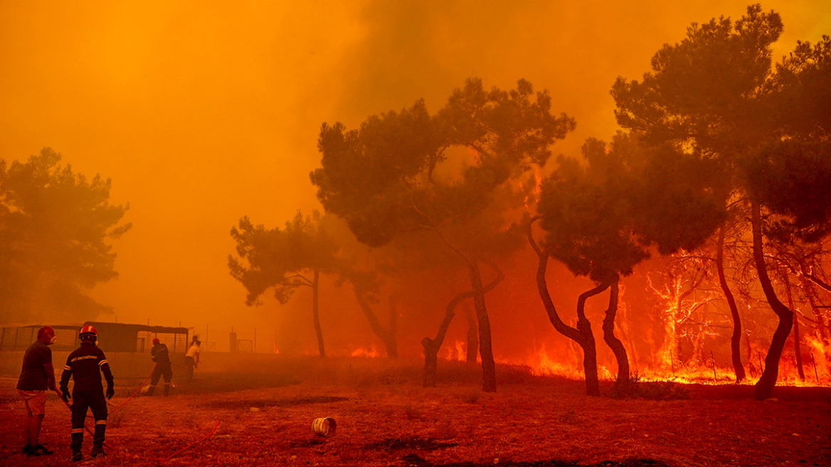 Ώρες αγωνίας στη νότια Λέσβο - Επτά αεροσκάφη και δύο ελικόπτερα για να περιορίσουν τη φωτιά στα Βατερά