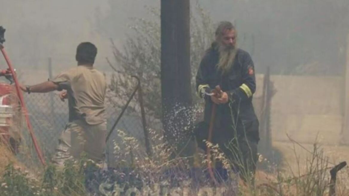 Φωτιά στη Λέσβο: Δύο ιερείς ρίχτηκαν στη μάχη της κατάσβεσης